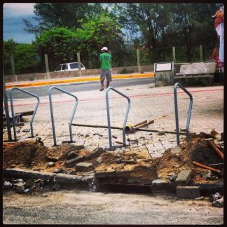 Novos paraciclos do Campeche sendo implantados. Foto: Daniel de Araújo Costa.